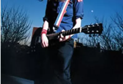 Menina fofinha brincando de ser punk