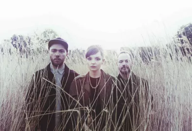 Chvrches anuncia lançamento de segundo álbum; Ouça o single "Leave a Trace"