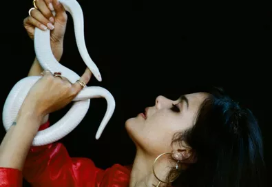 Bat For Lashes anuncia quinto álbum e lança single, “Kids in the Dark”