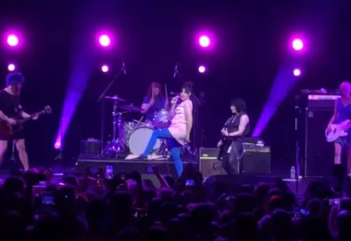 Vídeo: Bikini Kill e Joan Jett interpretam “Rebel Girl”