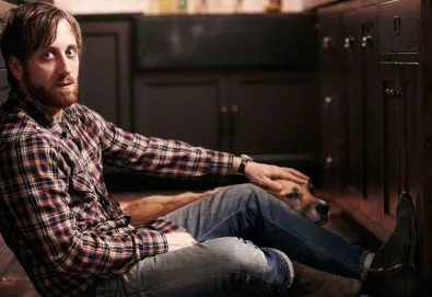Dan Auerbach (The Black Keys) anuncia álbum solo, 'Waiting on a Song'
