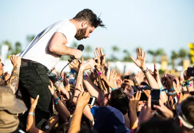 Foals anuncia saída de seu baixista