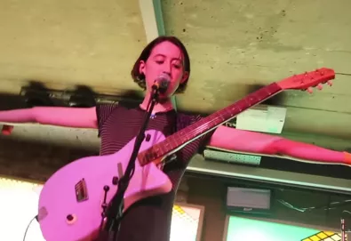 Vídeo: Frankie Cosmos - "Being Alive"