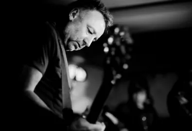 Peter Hook interpreta ao vivo primeiros discos do New Order