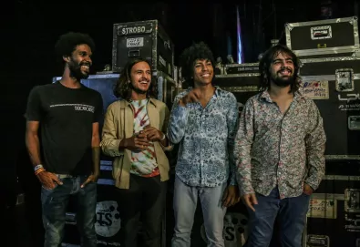 Boogarins - "À Sua Frente"