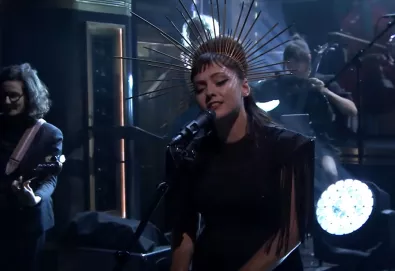 Assista: Angel Olsen no "The Tonight Show Starring Jimmy Fallon"