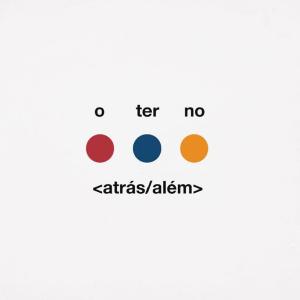 <atrás/além>